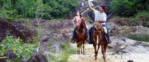 RandonnÃ©e Ã  cheval Maya dans la jungle du Belize.