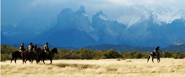 Randonnée équestre itinérante des glaciers del Paine en Patagonie, Chili.