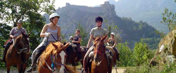 RandonnÃ©e Ã  cheval, chÃ¢teaux Cathares, Hautes PyrÃ©nÃ©es, France