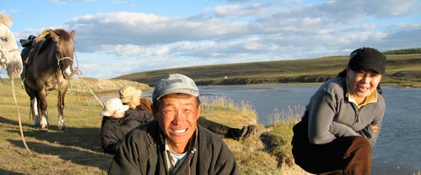 Randonnée cheval. Lac Khuvsugul, la perle bleue de Mongolie.
